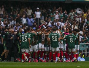 Futbol tarihinde uzun yılların ardından bir ilk! Maç oynanırken reklam arası verildi