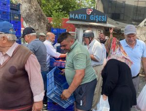 Halde alıcı bulamadığı 4 ton domatesi vatandaşlara ücretsiz dağıttı