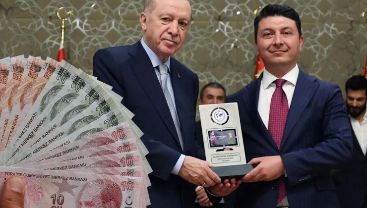 "Yılın ekonomi yorumcusu" ödülünü alan isim, en düşük emekli maaşı için rakam verdi
