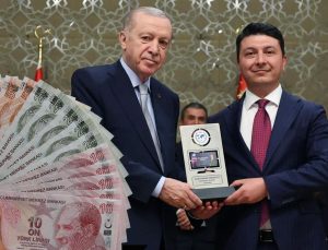 "Yılın ekonomi yorumcusu" ödülünü alan isim, en düşük emekli maaşı için rakam verdi