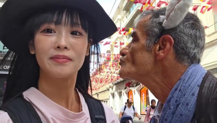 Taksim’de skandal görüntü! Japon yayıncıyı rahatsız etti, esnaf müdahale etti