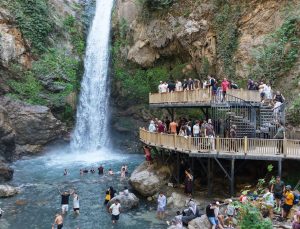 30 metreden dökülen Karaçay Saklı Şelalesi’nde yaz serinliği