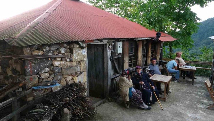 93 Yaşındaki Osman Koyun, 70 Yıllık Taş Kahvehanede Karadeniz Kültürünü Yaşatıyor