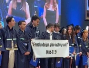 AK Parti sözcüsünden mezuniyet törenindeki pankart krizine tepki: Barbarca eylemde bulunanlar utansın