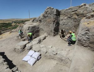 Elazığ’da arkeolojik kazılarda 5 bin yıllık tapınak alanı, sunaklar ve kutsal ocaklar bulundu