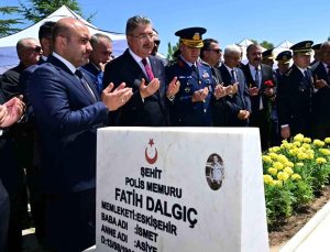 Eskişehir Valisi, 15 Temmuz şehidi Fatih Dalgıç’ı kabri başında andı