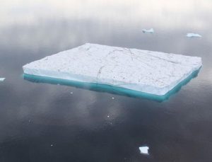 Grönland’ın güney kıyılarına doğru dev bir buzdağı sürüklenerek ilerliyor