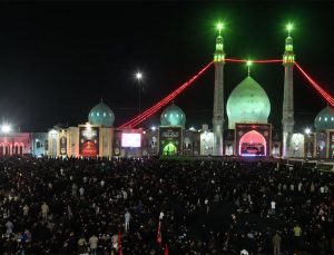 Hamaney’e veda töreninde tarihi anlar: Binlerce kişi sabah namazını bekliyor