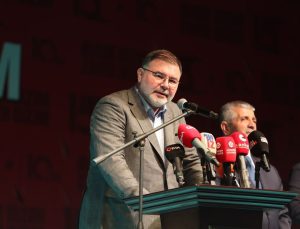 İzmir’de 15 Temmuz’un 10. yıl dönümünde binlerce kişi Konak Meydanı’nda andı