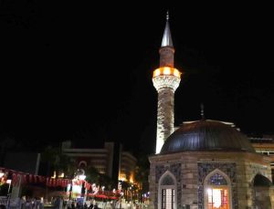 İzmir’de tüm camilerden aynı anda sela sesi yükseldi