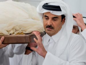 Katar Eski Emiri Şeyh Hamad Bin Halife Al Sani son yolculuğuna uğurlandı, tabutunu oğlu omuzladı