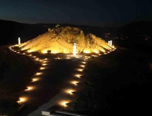Kraliçeler mezarlığı gece de ziyarete açıldı