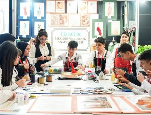 Meslek lisesi öğrencileri, geleneksel ve çağdaş tasarımı buluşturan koleksiyonla uluslararası ayakkabı fuarına katıldı
