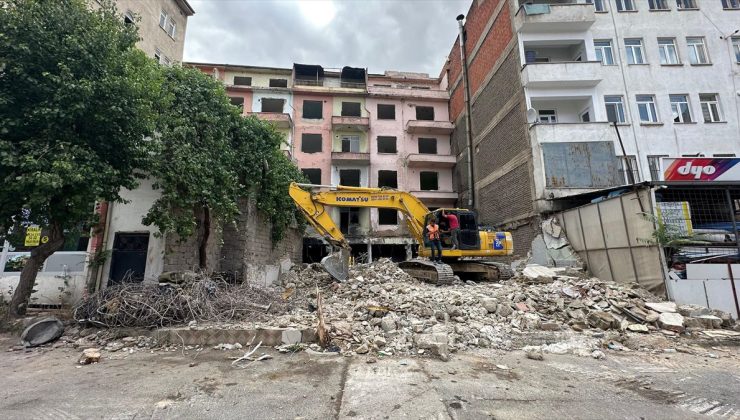 Niğde’de depremde hasar gören binaların yıkımına başlandı