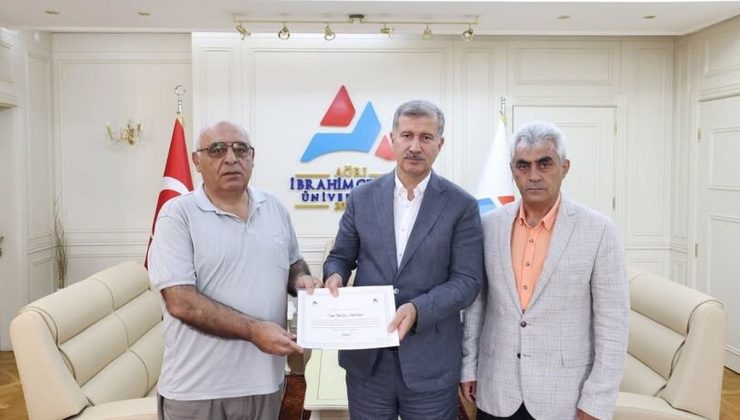 Öğr. Gör. Salim Arpacı kişisel kütüphanesini AİÇÜ’ne bağışladı