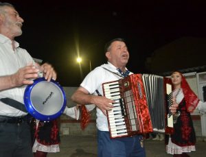 Rumeli kültürünü yaşatmak için akordeonunu elinden bırakmıyor