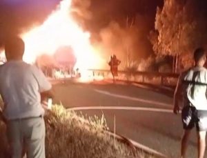 Akaryakıt Tankerindeki Yangın Ormana Sıçradı: 3 Dekarlık Alan Zarar Gördü