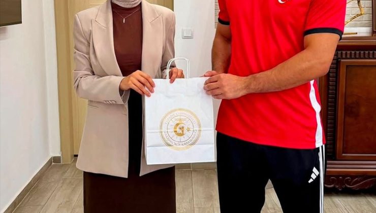 Gümüşhacıköylü güreşçiden kaymakama ziyaret