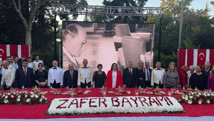 İzmir’de Zafer Bayramı Resepsiyonu