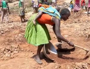 Kenya’da keçisini ararken altın buldu! Kazma küreği kapan bölgeye akın etti