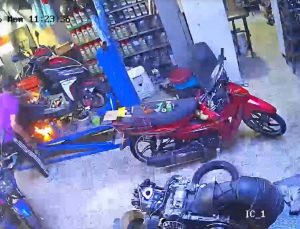 Manisa’da Motosiklet Yangınını Müşteri Üfleyerek Söndürdü