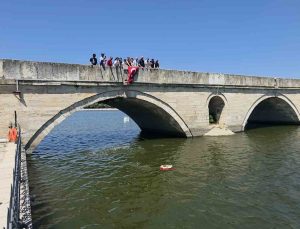 Meriç Nehri’ne bırakılan çiçeklerle Porajmos kurbanları anıldı