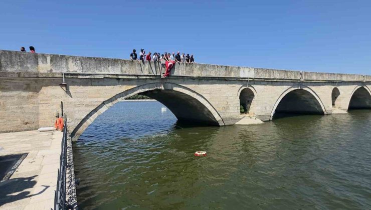 Meriç Nehri’ne bırakılan çiçeklerle Porajmos kurbanları anıldı