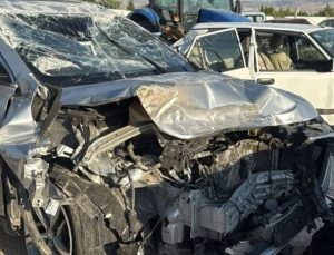 Otomobiller kafa kafaya çarpıştı: 1 ölü, 7 yaralı