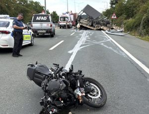 Safranbolu’da kontrolden çıkan çekici, motosikletle çarpıştı; sürücüler hayatını kaybetti
