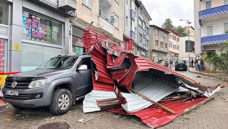 Şavşat’ta Fırtına: Uçan Çatı 3 Araca Zarar Verdi, İşçi Saniyelerle Kurtuldu