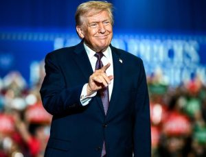 Trump’tan İsrail lobisini dize getiren müslüman siyasetçiye canlı yayında küfür: Onu izlerken sadece b.k görüyorum”