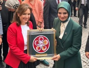 152 yıllık makineyle işlenen Kızılay’ın ilk amblemi Bakan Göktaş’a da hediye edildi