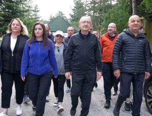 77 yaşındaki Kılıçdaroğlu’nun Abant yürüyüşü: Yanındaki gençlerden daha tempolu yürümesi dikkat çekti