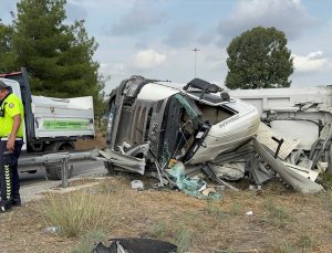 Adana Sarıçam’da belediyeye ait atık yüklü tır devrildi, sürücü yaralandı