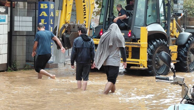 Armutlu’da sağanak su baskınına yol açtı, ekipler tahliye çalışması yürütüyor