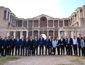 Bakan Ersoy, Manisa Sardes’te kaçak kazıları İHA’yla izleyecek merkezi açtı