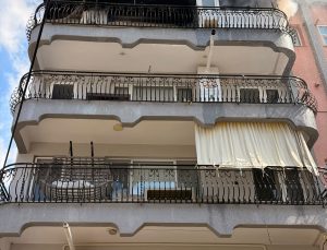 Balıkesir Ayvalık’ta apartmanın en üst katındaki dairede çıkan yangın söndürüldü
