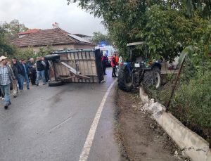 Balıkesir İvrindi’de işçileri taşıyan traktörün römorku devrildi, 23 kişi yaralandı.