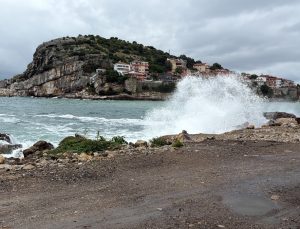 Bartın Amasra’da fırtına dalga boyunu 2 metreye çıkardı, balıkçılar açılamadı