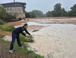 Bartın Irmağı’ndaki köpüklenmede tarım ilacı ihtimali üzerine numune alındı