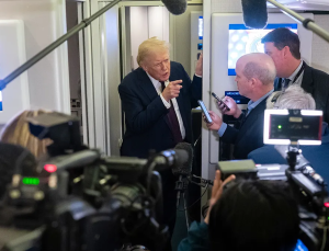 Beyaz Saray, Air Force One’da CNN yerine Real America’s Voice’u görevlendirdi