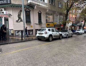 Bilecik’te ters şeritten gelen ve minibüs durağına park eden sürücüye tepki yağdı