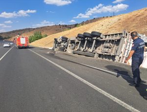 Bingöl-Diyarbakır yolunda devrilen saman yüklü tırın yangını itfaiye söndürdü
