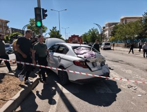 Bingöl’de tır ile otomobilin çarpıştığı kazada 4 kişi yaralandı
