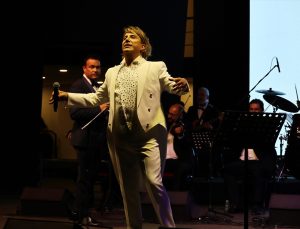 Bodrum Kalesi’nde Zeki Müren için düzenlenen 30. yıl konserine yoğun ilgi gösterildi