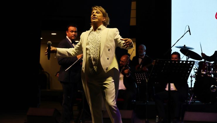 Bodrum Kalesi’nde Zeki Müren için düzenlenen 30. yıl konserine yoğun ilgi gösterildi
