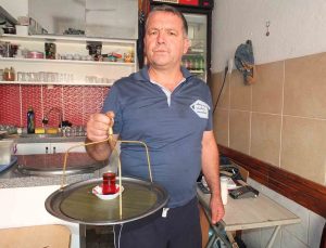 Burhaniye’de çaycı Özgür Yıldırım, esnafa çay yetiştirmek için günde 15 km yürüyor