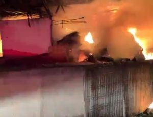 Bursa Mustafakemalpaşa’da çiftlikte 5 bin balya saman yandı, traktör zarar gördü