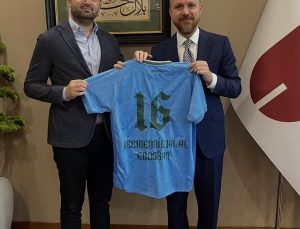 Bursaspor Başkanı Çelik, Bursa fethinin 700. yılı formasını Bilal Erdoğan’a verdi