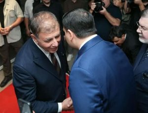 Cemil Tugay, Nâzım Hikmet Sergisi’nin açılışında AK Partili Eyyüp Kadir İnan’ı kapıda karşıladı